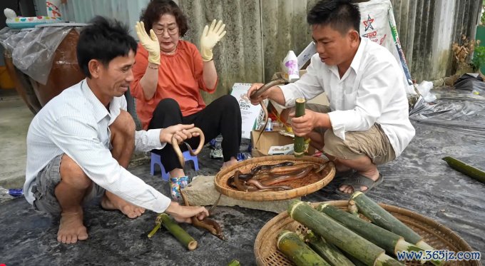 Bà Sun Seon (áo cam) thử nấu món lươn bằng ống tre cùng hai dượng của Kiều Tiên. Ảnh: Nhân vật cung cấp