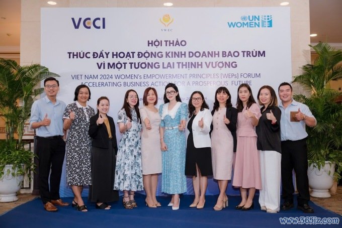 CEO Thủy Tiên (thứ sáu từ trái sang) cùng nhân sự IPPG và khách mời tại hội thảo. Ảnh: NVCC