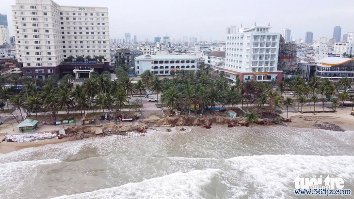 'Bãi tắm đẹp nhất hành tinh' ở Đà Nẵng bị xâm thực， sóng đánh tan tác ven bờ - Ảnh 2.